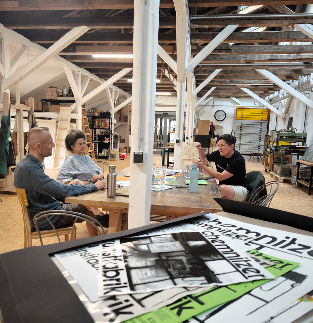 Das Atelier der Kunstfabrik liegt unter dem Dach. Im Mittelpunkt des Bildes steht ein Tisch.