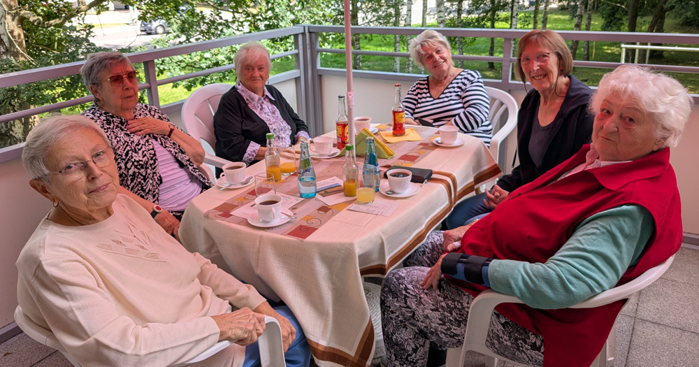 ein Tisch mit Frauen auf der Terrasse