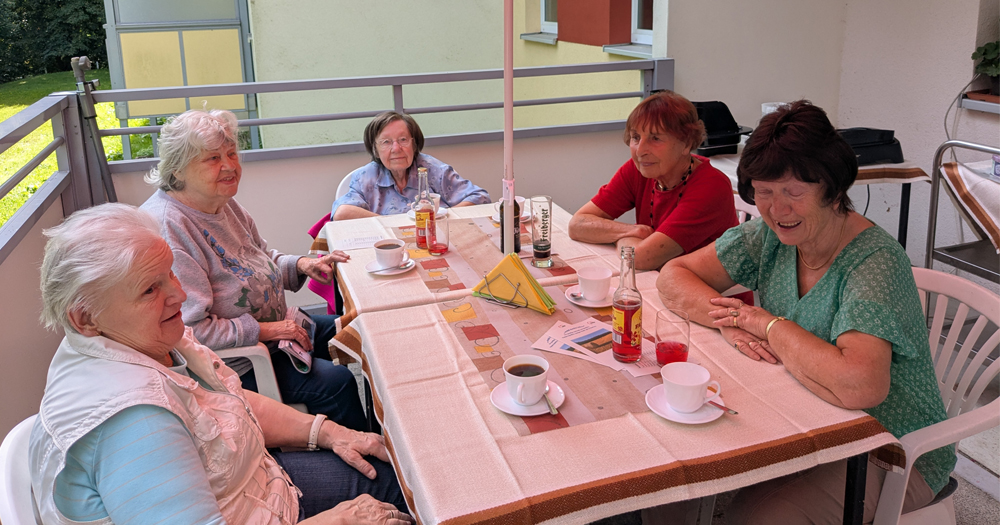 ein Tisch mit Frauen auf der Terrasse
