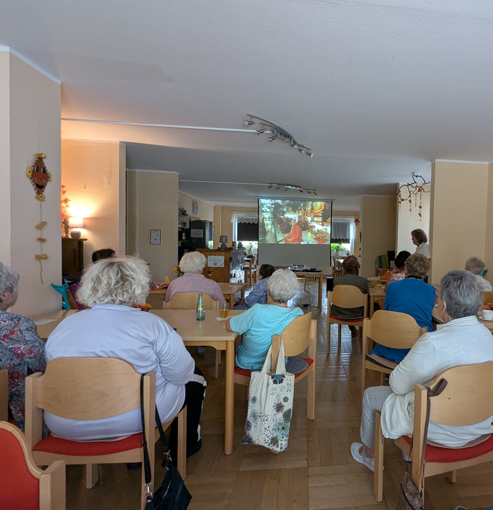 eine Gruppe Frauen hört dem Vortrag von Harald Lasch zu