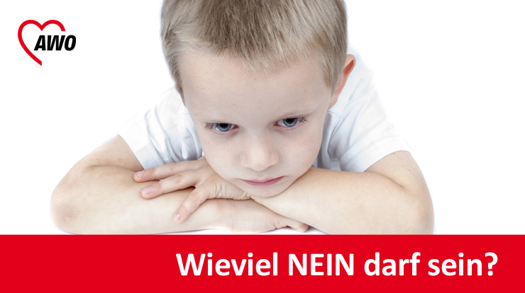 Ein Kind lehnt auf seinen verschränkten Armen und schaut nach unten. (Bild: pixabay)